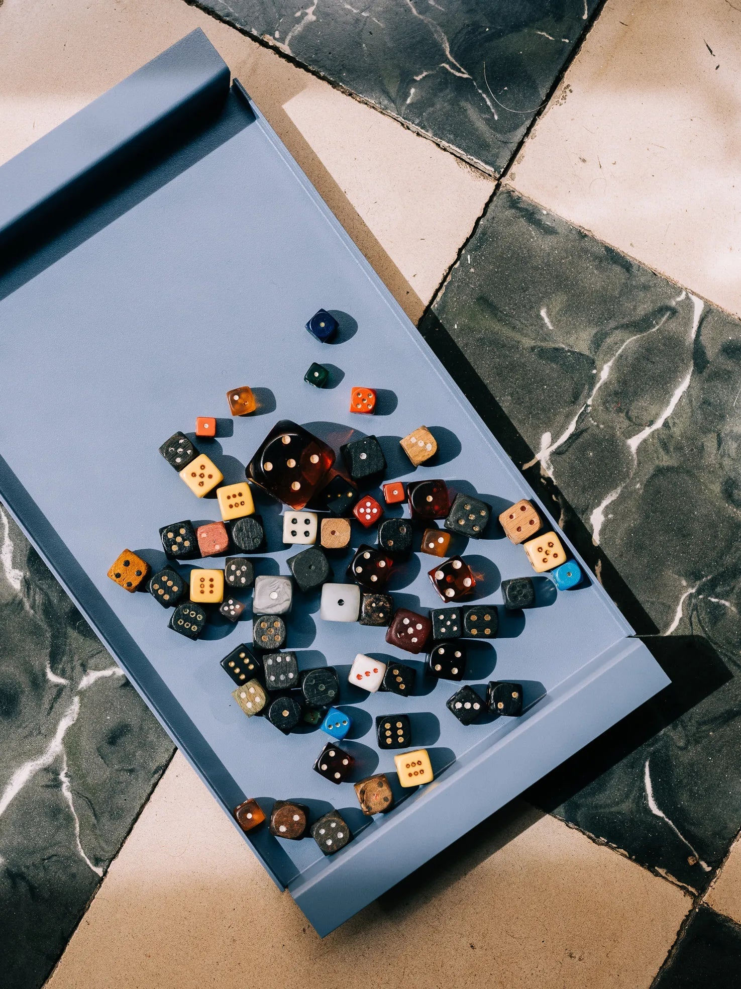 Design Tablett - in gelb, taubenblau oder aluminium